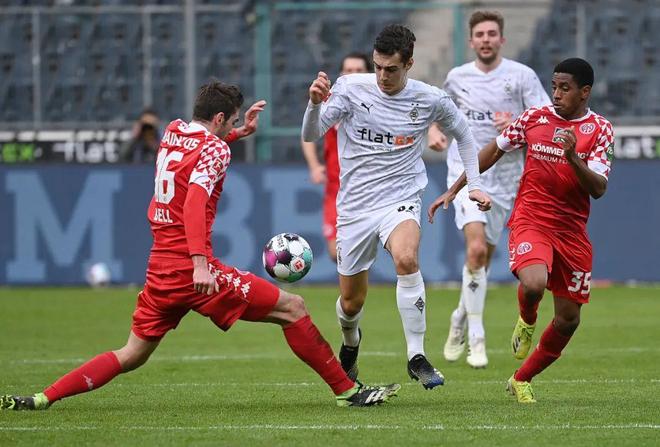 包含赛地聚焦：德国杯今晨热度飙升；AC米兰战术微调；态度坚定；训练强度明显提升的词条